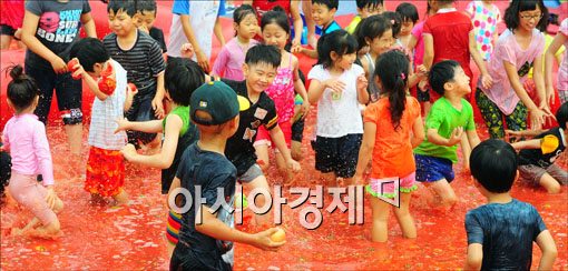 [포토]붐비는 토마토풀장