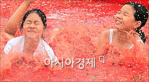 [포토]'토마토풀장에서 슬라이딩'