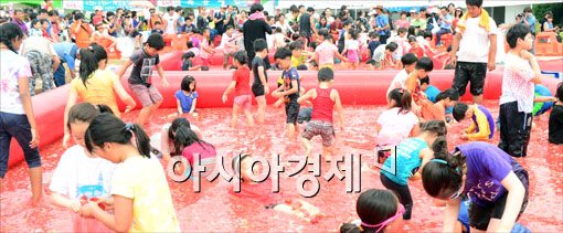 [포토]토마토풀장에서 즐거운 시간