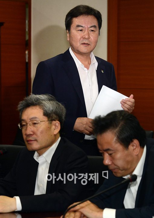 [포토]금융위 간부회의 참석하는 신제윤 금융위원장 