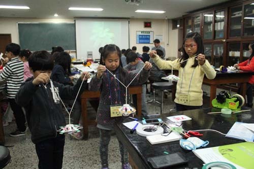 인하대와 인천대 공대 여학생들로 이뤄진 'WISET 멘토단'이 주관하는 초등과학캠프