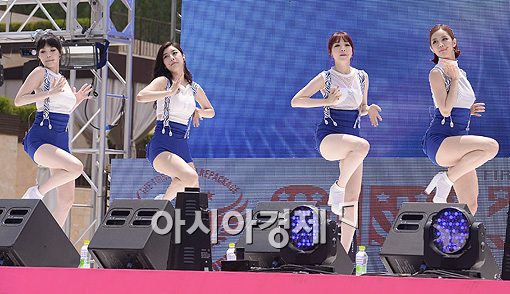 [포토]걸스데이 '한 쪽 다리 살짝 들고~'