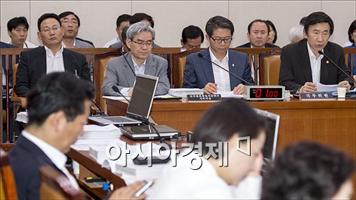 [포토]답변하는 윤병세 장관