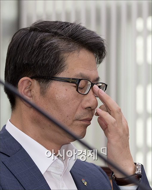 [포토]안경 고쳐쓰는 류길재 장관