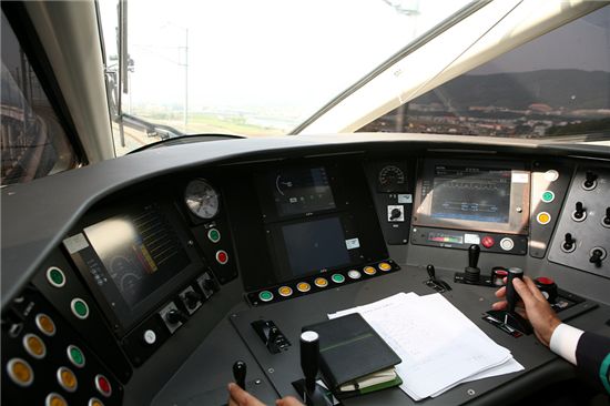 한국형 차세대고속열차 ‘해무’ 시운전 