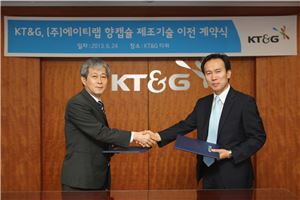 김영택 에이티랩 사장(오른쪽)과 이영택 KT&G R&D본부장이 기술이전 계약을 체결한 후 악수를 나누고 있다.

