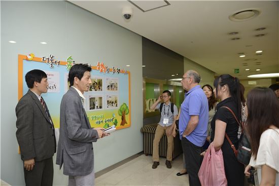 삼성노블카운티 직원(왼쪽 첫번째, 두번째)이 시설을 방문한 전문가들에게 노블카운티 현황을 설명해주고 있다.

