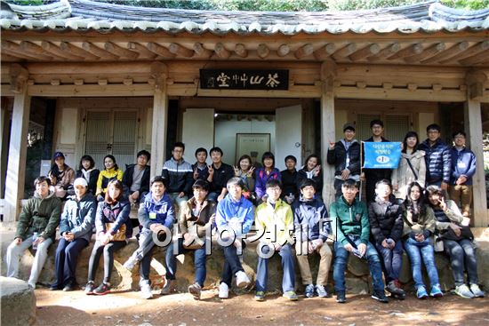 2013년 ‘다산공직관 학습 및 체험’ 교육생들이 강진 다산초당에서 기념촬영을 하고 있다.