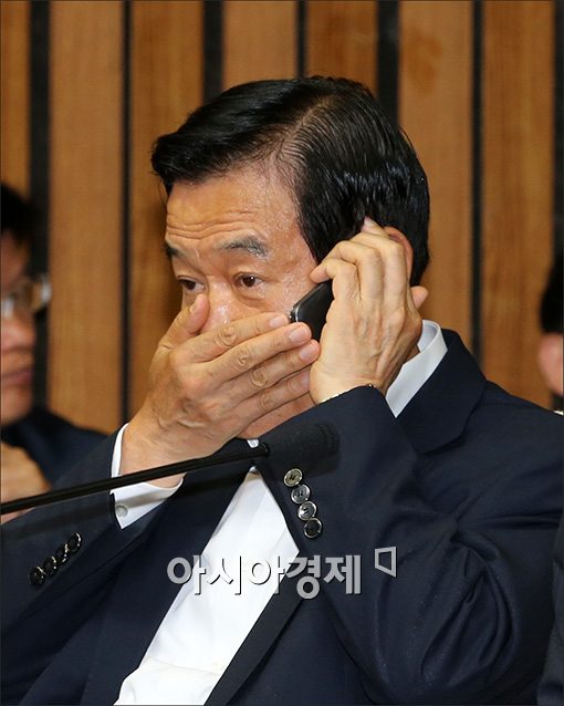 [포토]'입조심 통화'