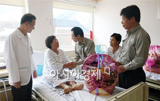 여수산단 yncc직원들이 무료관절수술을 받은 어르신의 안부를 묻고 있다. 