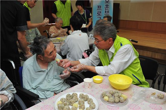 25일 임종룡 농협금융 회장(오른쪽)이 수원보훈요양원에서 국가유공자들을 위한 봉사활동을 하고 있다.