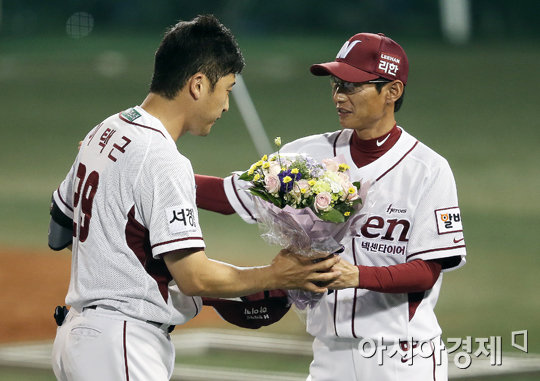 [포토] 염경엽 감독 '이택근, 1000번째 안타를 축하한다'