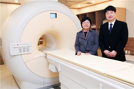 이화 뇌영상센터를 둘러보는 김선욱 총장과 류인균 교수