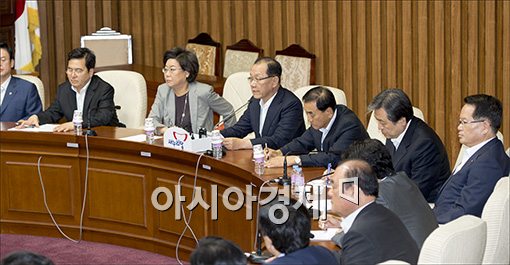 [포토]발언하는 황우여 대표