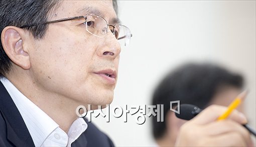 [포토]답변하는 황교안 장관