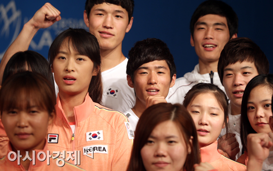 양학선(가운데) 등 2013 카잔 하계 유니버시아드대회에 출전하는 한국 선수들[사진=정재훈 기자]