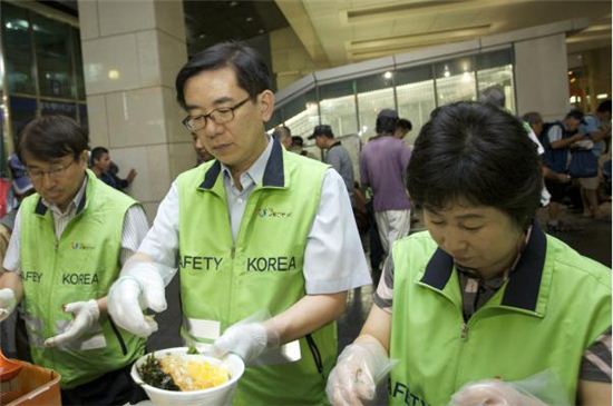 교통안전공단, 영등포역 노숙인 무료배식