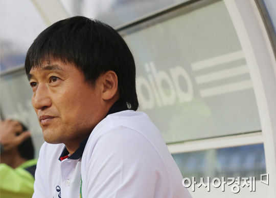 [포토] 전북 벤치 지키는 신홍기 수석코치