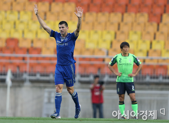 [포토] 선제골 넣고 기뻐하는 스테보