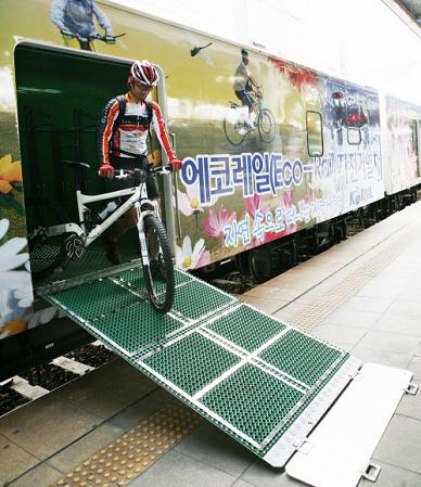 녹색자전거열차. 코레일관광개발이 1년에 15회 운행한다.
