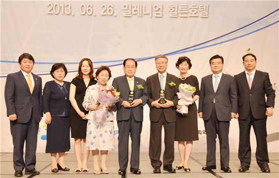 김희수(왼쪽에서 다섯번째) 건양대 총장과 박창일(여섯번째) 의료원장이 창조경제리더대상을 받은 뒤 대학 및 병원 관계자들과 기념촬영을 하는 모습.