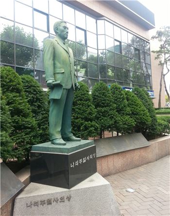 ▲ 을지로입구역에서 명동으로 이어지는 거리 초입에 세워져 있는 나석주 열사 의상. 나석주 열사는 1926년 12월 일제강점기 토지수탈기관으로 악명이 높았던 '동양척식주식회사'(현 외환은행 본점)에 폭탄을 던진 후 일본경찰과 총격전을 벌이던 중 스스로 목숨을 끊었다. 