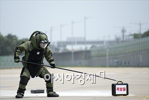 [포토]"폭발물은 만지기도 싫어"