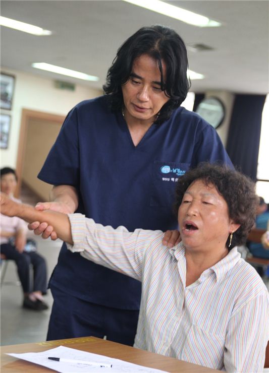 27일 전남 고흥군 흥양농협 2층 회의실에서 여수백병원 백창희 원장이 한 농업인의 어깨를 진료하고 있다.
