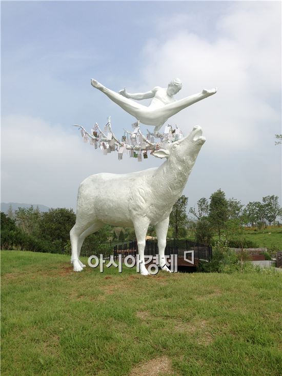 금상을 수상한 김태군 작가의 '염원의 하모니'