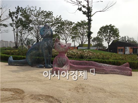 동상을 수상한 작품은 조영철 작가의 '고양이는 의자다'