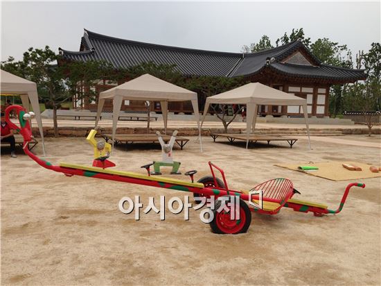 동상을 수상한 이호동 작가의 '바퀴를 먹은 뱀',