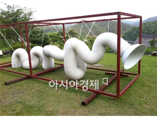 동상을 수상한 김정환 작가의 '소리를 먹는 벌레'