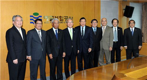 ▲현오석 부총리 겸 기획재정부 장관이 27일 오후 서울 예금보험공사에서 주한 아세안 대사들과 기념사진을 찍고 있다