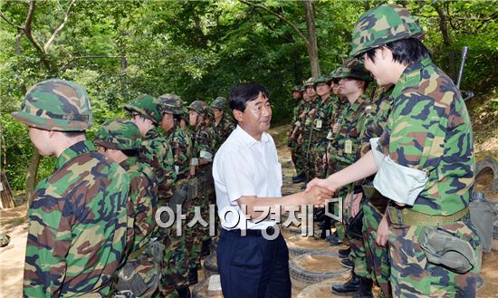 [포토]장병 격려하는  최영호 광주시 남구청장