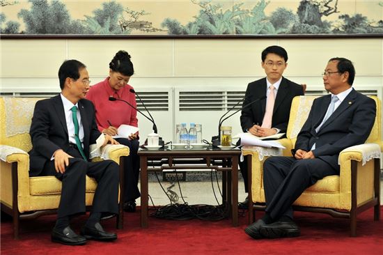 27일 베이징에서 열린 한중 전시산업 발전 협력을 위한 MOU체결식에서 한덕수 무역협회장(왼쪽)과 완지페이 중국국제무역촉진위원회 회장이 환담을 나누고 있다.