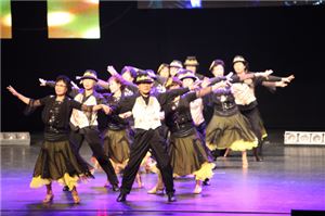 토토시니어 페스티벌에 참석한 참가팀이 화려한 춤솜씨를 선보이고 있다.