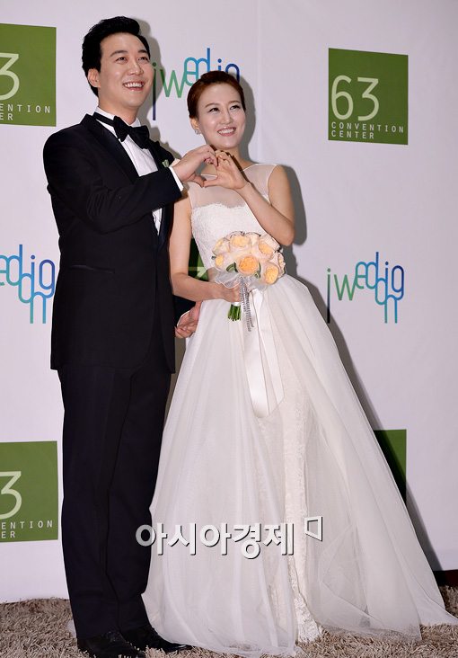 [포토]도경완-장윤정 결혼 "예쁜 사랑하며 살게요"