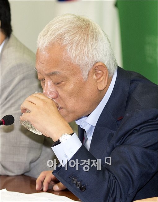 [포토]갈증 나는 김한길 대표