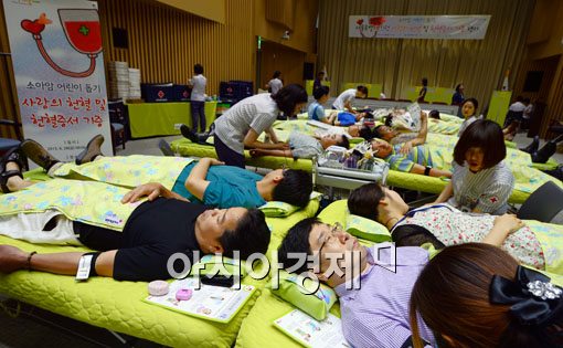 [포토]헌혈로 소아암 어린이 돕는 서울시