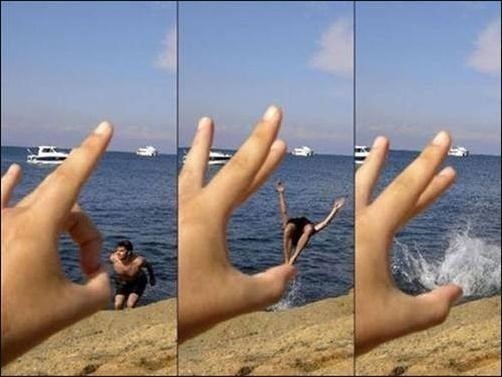 진격의 손가락, '절묘한 착시효과' 화제