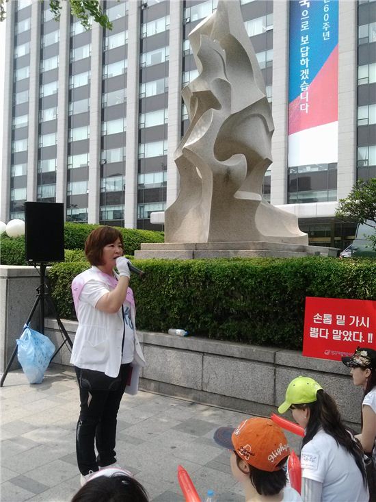 차정귀 C&K 아카데미 원장이 28일 보건복지부 앞에서 열린 한국네일미용사회 집회에서 발언을 하고 있다. 