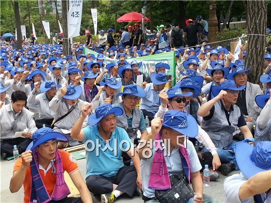 28일 오후 2시 여의도 KDB금융그룹 앞 사거리에서 전문건설업 18개 업종 업체들로 구성된 '생존권확보 대책위원회'가 '전문건설 생존권확보를 위한 총 궐기대회'를 개최했다.