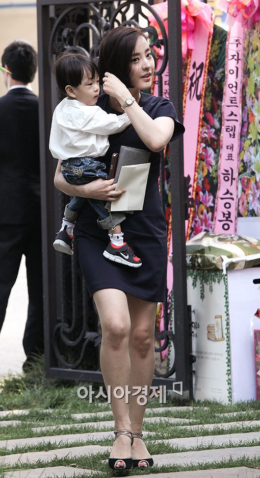 [포토]박은혜 "귀여운 아기랑 같이 왔어요"
