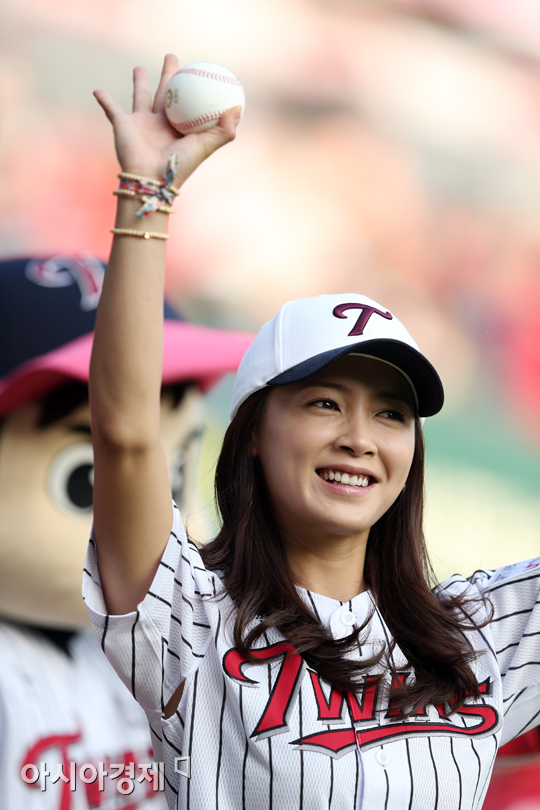 [포토] LG 홈경기 시구자 남상미