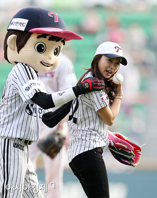 [포토] 팀웍이 '남상미 어깨에 올린 나쁜 손?'