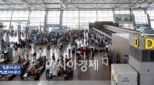 [포토]폭염 피해 해외로… 북적이는 인천국제공항