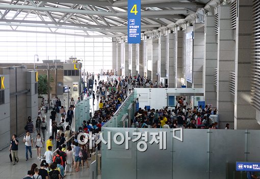 [포토]인천국제공항, 폭염 피해 해외로 떠나는 여행객들로 '북새통'