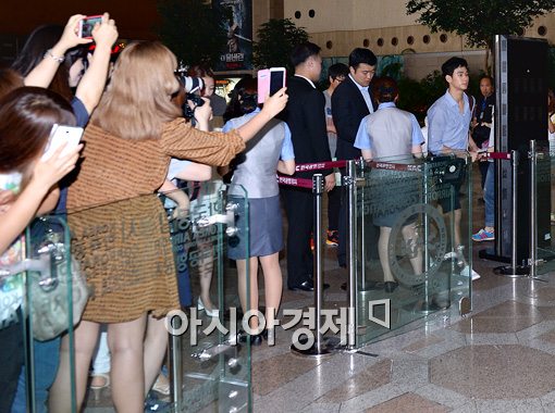 [포토]김수현, 많은 여성팬들 환호 받으며 출국