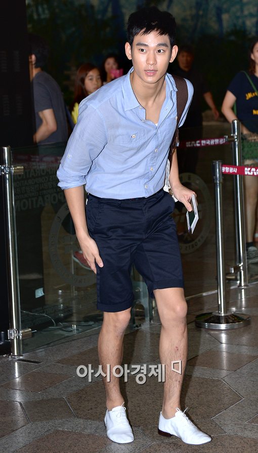 [포토]김수현, 폭염에 시원하게 입은 '공항패션'
