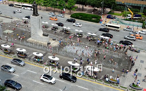 [포토]폭염주말, 붐비는 광화문 워터파크 